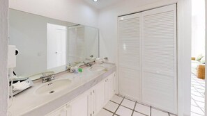 Handtücher, Seife, Toilettenpapier