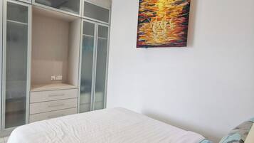 2 bedrooms, iron/ironing board, free WiFi, bed sheets