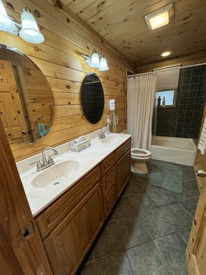 Douche, sèche-cheveux, serviettes fournies, savon