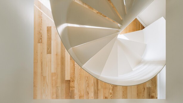 A spiral staircase with a wooden floor. - Feel Porto Corporate Housing Boavista II (Porto)