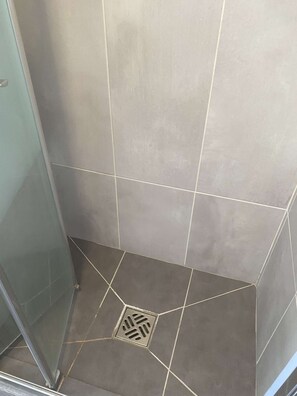 Secador de pelo, toallas, jabón, papel higiénico