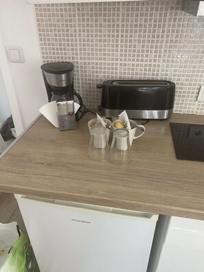 Kühlschrank, Mikrowelle, Ofen, Wasserkocher mit Kaffee-/Teezubehör