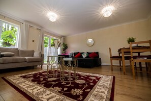 House | Living area | TV - 3kingbr&sofabed-garden-aircon-bbq-parkg (London)