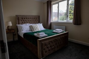 3 bedrooms, iron/ironing board, free WiFi, bed sheets - 3kingbr&sofabed-garden-aircon-bbq-parkg (London)
