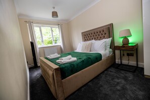 House | 3 bedrooms, iron/ironing board, free WiFi, bed sheets - 3kingbr&sofabed-garden-aircon-bbq-parkg (London)