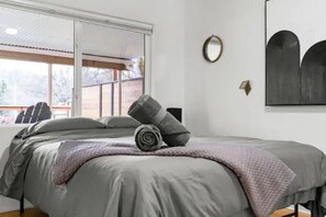 3 habitaciones, escritorio y tabla de planchar con plancha 