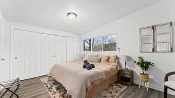 3 bedrooms, desk, iron/ironing board, travel crib