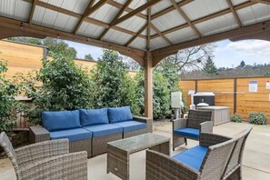 Terrace/patio - Pool/Hot Tub/75 inch TV/1000mbps/Brand New (Grants Pass)