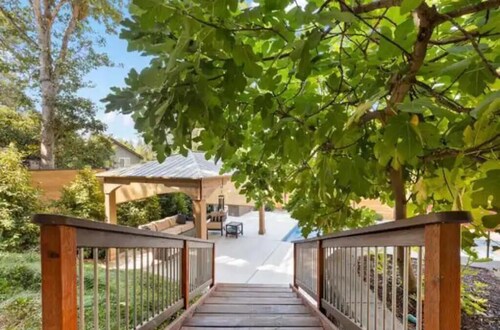 Pool/Hot Tub/75 inch TV/1000mbps/Brand New