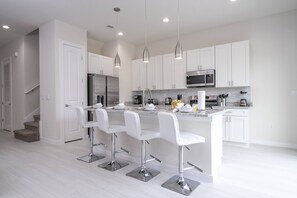 Fridge, microwave, oven, stovetop - 5 min to Disney 2024 Unique 5 Suites Villa (Kissimmee)