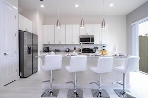 Fridge, microwave, oven, stovetop - 5 min to Disney 2024 Unique 5 Suites Villa (Kissimmee)