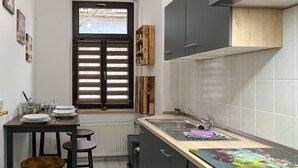 コーヒー / ティーメーカー、冷蔵庫、電子レンジ、オーブン