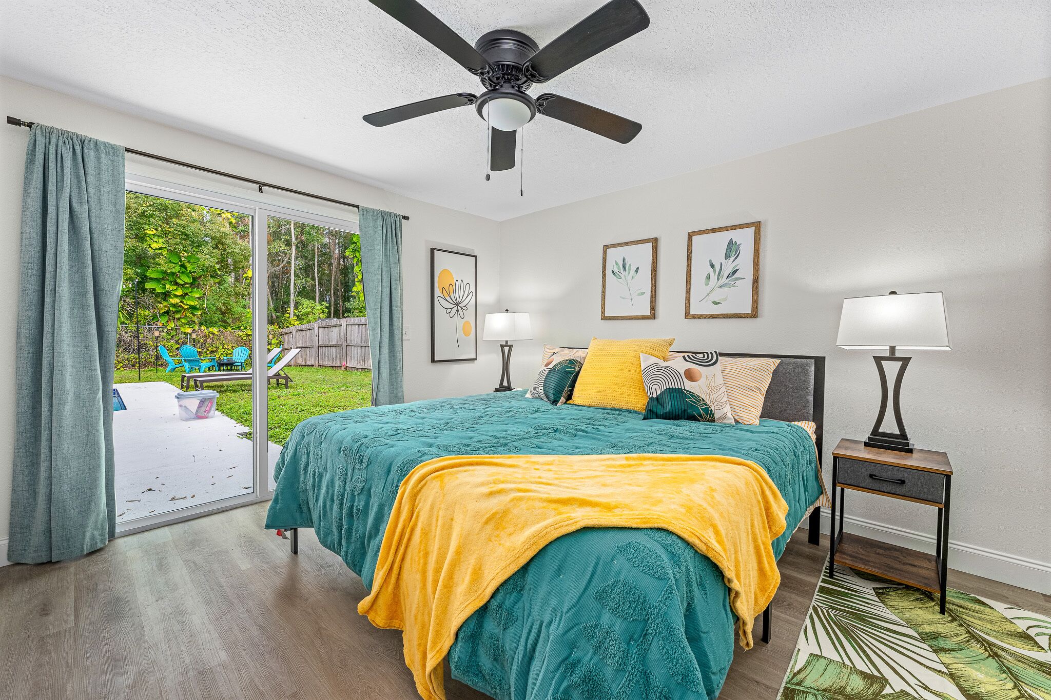 4 slaapkamers, een bureau, een strijkplank/strijkijzer, reisbedje