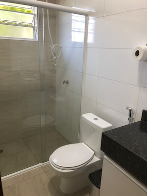 Shower, hair dryer, toilet paper - Casa Para 10 Pessoas, com Terraço, Jacuzzi e Churrasqueira. 2min da Praia (Praia da Boracéia São Sebastião)