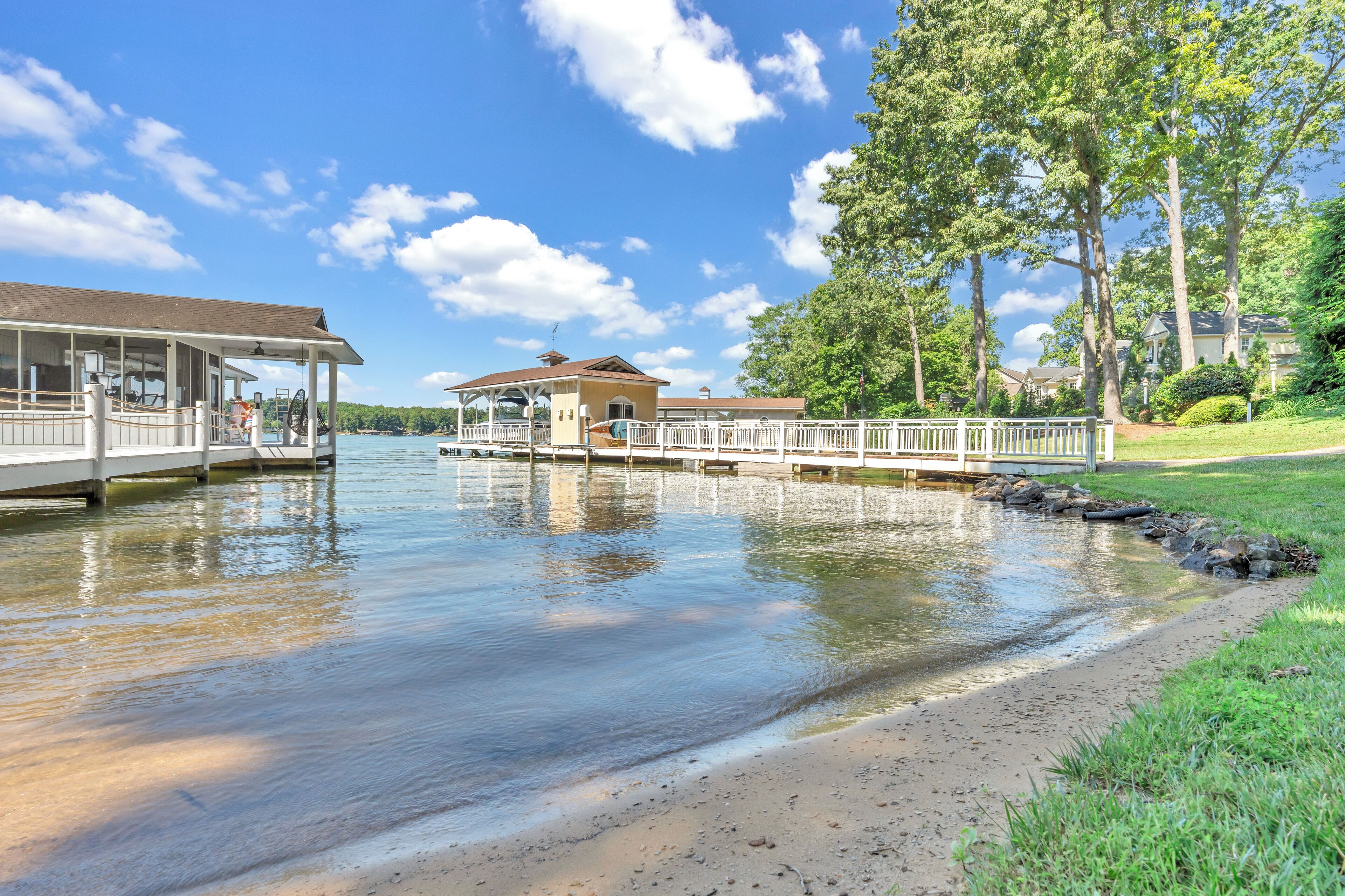 Lake Front Family Home Quiet Cove Gentle Slope to Dock & Sandy Beach in PENHOOK 