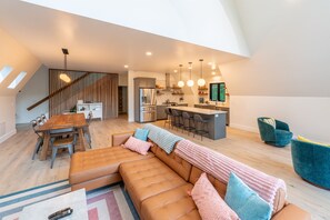 TV connectée, cheminée, livres