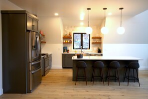 Refrigerador, microondas, horno, placa de cocina