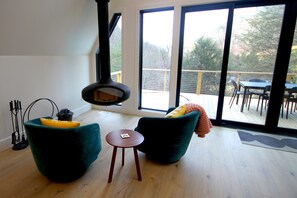 Smart TV, chimenea y libros