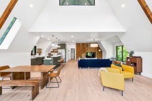 Smart-TV, Kamin, Bücher