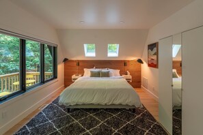 3 bedrooms, iron/ironing board, travel cot, free WiFi - Cozy A-Frame Cabin - In-Deck Hot Tub - near Boone (Vilas)
