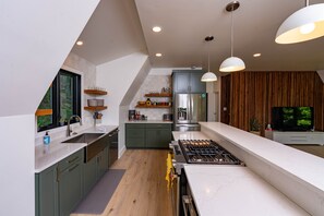 Geladeira, micro-ondas, fogão, cooktop