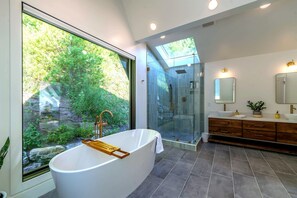 Shower, hair dryer, bidet, towels - Stunning Double A-Frame - Mountain Views - Hot Tub (Vilas)