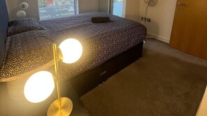 1 bedroom, iron/ironing board, WiFi (free), bed sheets - Stunning 1-bed Apt In Salford Close To City Centre (Salford)