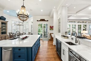 Geschirrspüler, Wasserkocher mit Kaffee-/Teezubehör, Hochstuhl