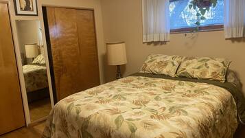 2 bedrooms, desk, iron/ironing board, WiFi