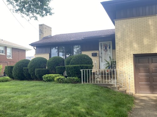 Welcome to a haven of comfort and serenity for nature lovers! Right off route 28