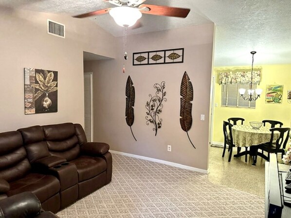 Smart TV, stereo - Cozy home near Pictona in Daytona (Holly Hill)