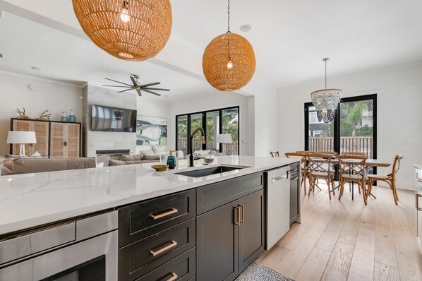 冷蔵庫、電子レンジ、オーブン、コンロ