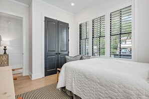 5 室のベッドルーム、デスク、アイロン / アイロン台、旅行用ベビーベッド