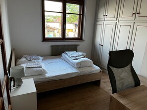 4 slaapkamers, een strijkplank/strijkijzer, wifi, beddengoed