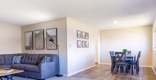Smart TV - Enjoy the warmth! Modern 2B/2B duplex with large dining area, cozy bedding, and space for 5. Central location near downtown Casper shops. (Casper)