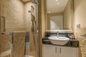 Apartment, 2 Bedrooms, Balcony, Garden View | Bathroom