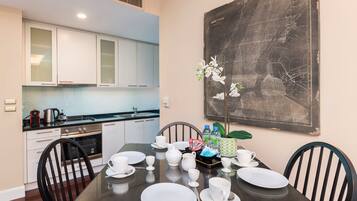 Apartment, 2 Bedrooms, Balcony, Garden View | Dining