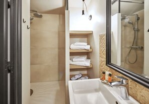 Een douche, een haardroger, handdoeken