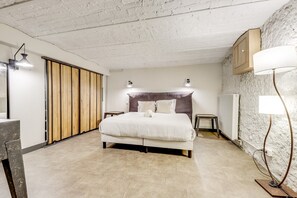3 bedrooms, desk, WiFi, bed sheets