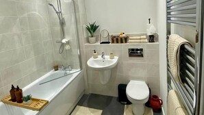 Bathroom - Stunning 1-bed Apartment in Grays & Free Parking (Grays)