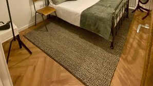 Room - Stunning 1-bed Apartment in Grays & Free Parking (Grays)