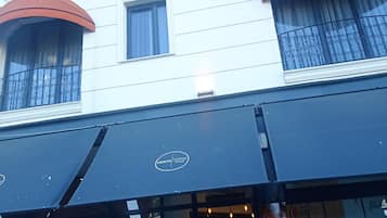 Escrivaninha, espaço de trabalho para notebook, quartos à prova de som