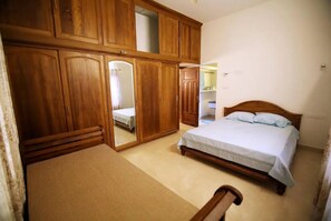 5 habitaciones, tabla de planchar con plancha, wifi y ropa de cama 