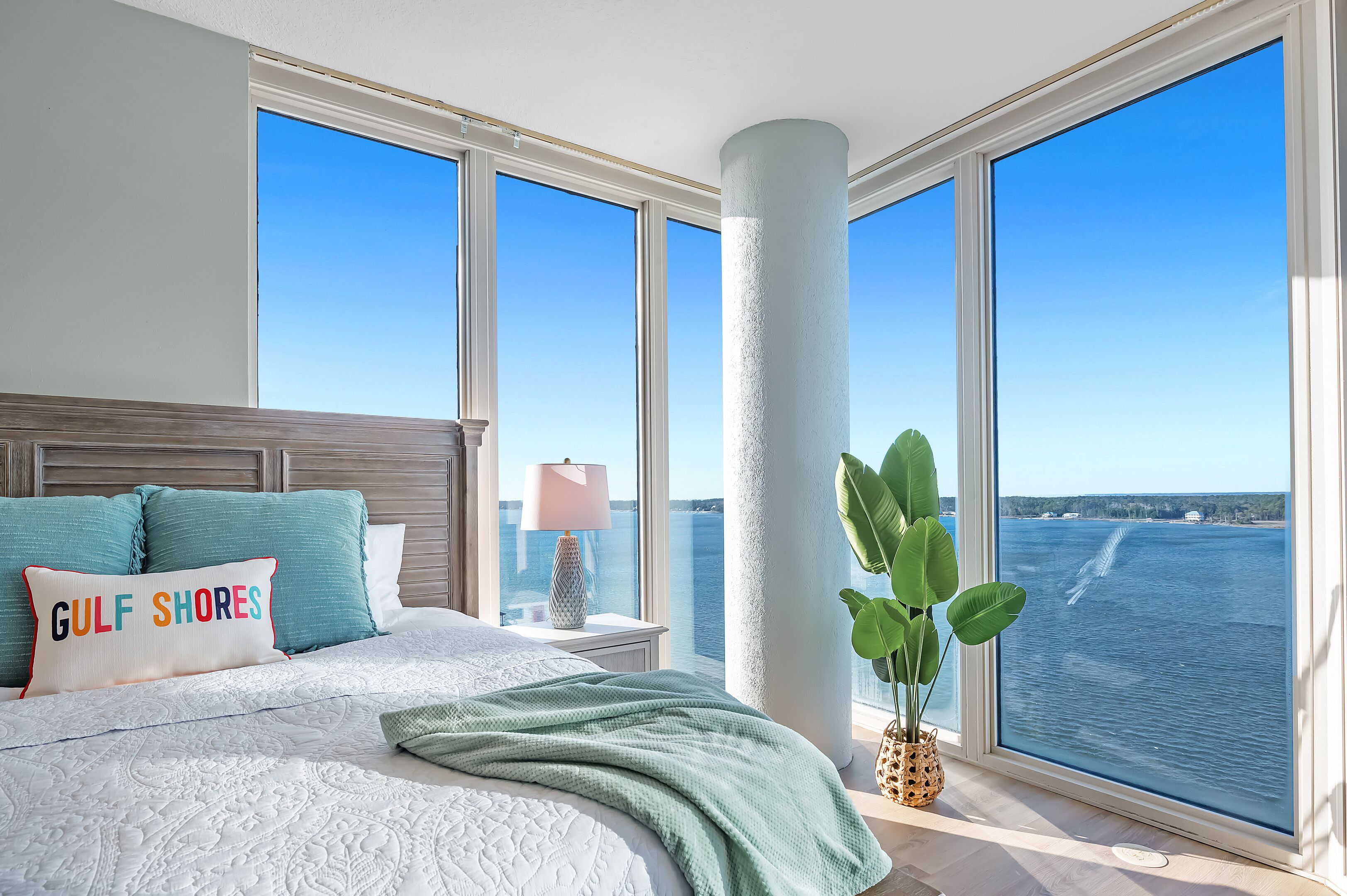 3 slaapkamers, een strijkplank/strijkijzer, gratis wifi, beddengoed