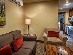 Televisión, chimenea, reproductor de DVD y futbolito 