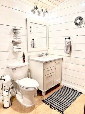 Sèche-cheveux, serviettes fournies, papier toilette