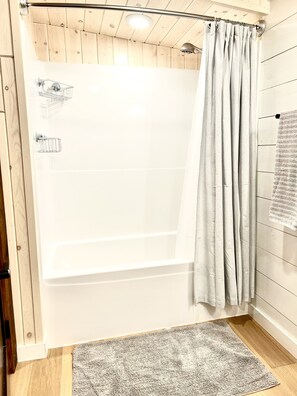 Sèche-cheveux, serviettes fournies, papier toilette