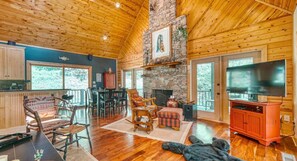 TV connectée, cheminée, livres