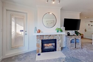 Interior - Charming fourth-floor condo with balcony & walk to lifts (Whistler)