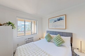 1 bedroom, Internet, bed sheets, wheelchair access - Charming fourth-floor condo with balcony & walk to lifts (Whistler)
